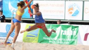 Partido femenino en el que las dos jugadoras llevan la braguita reglamentaria pero una va en camiseta y otra el top.