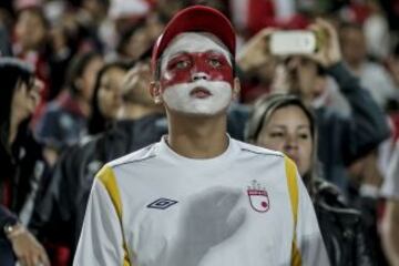 Los hinchas de Independiente Santa Fe durante el partido ante Colo Colo en la Copa Libertadores.