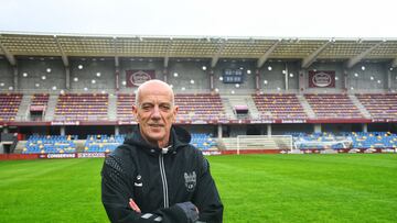 Señor, posando para AS en el estadio de Pasarón.