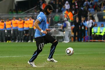 A Sebastián Abreu le apodaron ‘El Loco’ por sus inventivas en un terreno de juego. Y ante Ghana, en el último lanzamiento de penalti lo volvió a hacer. Tras los fallos de Mensah y de Adiyiah, si anotaba, Uruguay jugaría la semifinal del torneo. Abreu cogió carrerilla, amagó con un trallazo, pero pico suavemente el cuero. El balón entró suave mientras Kingston se lanzaba a un lado de la portería. Era el gol que Uruguay llevaba esperando mucho tiempo en los Mundiales de fútbol…