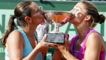 Sara Errani y Roberta Vinci besan el trofeo conseguido en Par&iacute;s.