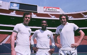 En 1975 el New York Cosmos se hizo famoso en el mundo tras el fichaje de Pelé, ya veterano. La liga norteamericana se encontrqaba en expansión y el Cosmos firmó a sus "galácticos" convencidos para la causa por el deseo de jugar junto a Pelé. En 1977, Beckenbauer firma por el Cosmos reforzando la parte defensiva del equipo que cntaba con nuna delantera formada por el mítico Pelé y el italiano Chinaglia. 

volvió a salir en los periódicos cuando ficharon a Raúl en 2015, pero ya fue un equipo muy mediático entre los setenta y ochenta, cuando ficharon jugadores de la talla de Neeskens, Carlos Alberto, Pelé o Beckenbauer. En 1984 la NASL se terminó y el club duró solo una temporada más. En 2010, con el renacimiento de la NASL, volvió el Cosmos refundado. 