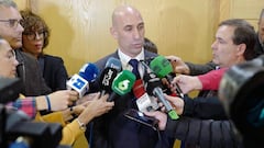 Luis Rubiales atiende a la prensa.