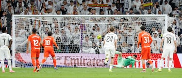 1-1. Mikel Oyarzabal no perdona desde los once metros. Fusila al centro de la portería de Thibaut Courtois que se vence a su lado izquierdo.