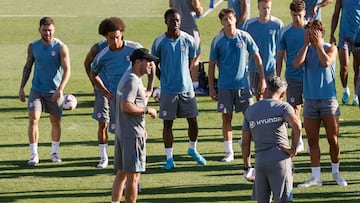 Simeone con Nelson Vivas le habla a sus jugadores. Veinticinco para luchar por todo.