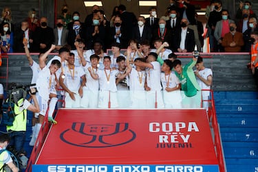 Alegría desbordada en Lugo: Gonzalo García celebra junto a sus compañeros el título de la Copa del Rey Juvenil tras vencer al Espanyol en la final del 16 de abril de 2022.