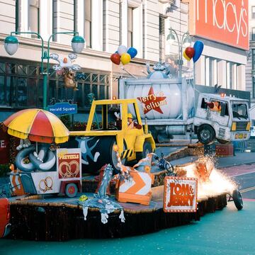 Con motivo al estreno de su próxima cinta, Tom & Jerry también se unieron al mítico desfile