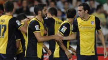 Los jugadores del Atlético celebran el gol de Miranda.