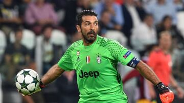 Juventus' goalkeeper from Italy Gianluigi Buffon holds the ball during the UEFA Champions League football match between Juventus and Sevilla at the Juventus Stadium in Turin on September 14, 2016. / AFP PHOTO / GIUSEPPE CACACE