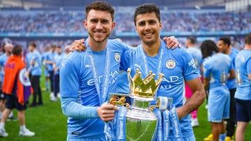 Aymeric Laporte y Rodri celebran la Premier conquistada con el City. 