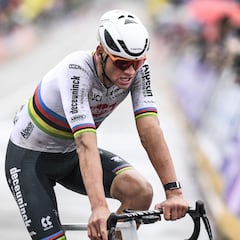 “¿Es una broma?”: Van der Poel estalla contra la chicane de la París-Roubaix