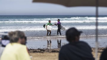 Dos surfistas celebran sus tubos durante una de las paradas de la Superliga Siroko