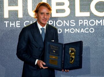 Roberto Mancini posa con el Golden Football Legend Award.