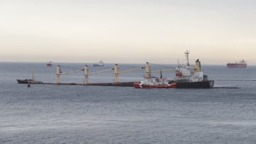 Equipos de salvamentos siguen  evaluando y planificando el camino a seguir para extraer el combustible del buque granelero OS35 que  permanece semihundido  junto al Estrecho de Gibraltar, después de colisionar el pasado lunes con otro barco,   a 01 de septiembre del 2022 en Algeciras (Cádiz, Andalucía, España)  El Gobierno de Gibraltar espera poder empezar a primera hora de este jueves a extraer el combustible del buque granelero OS35, que permanece semihundido en la Bahía de Algeciras (Cádiz), ya que está "bien contenido" tras la fractura detectada en el casco a raíz de su colisión con otro barco, mientras que un equipo de buceo realizará una inspección externa y determinará el alcance de la rotura.
01 SEPTIEMBRE 2022
Nono Rico/Europa Press
01/09/2022