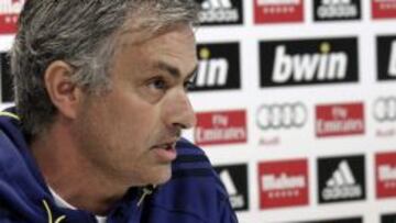 El entrenador portugu&eacute;s del Real Madrid, Jos&eacute; Mourinho, durante la rueda de prensa posterior al entrenamiento del equipo, hoy en la Ciudad Deportiva de Valdebebas, con vistas al partido de Liga que disputar&aacute; ma&ntilde;ana en el Santiago Bernab&eacute;u frente al Valladolid. 