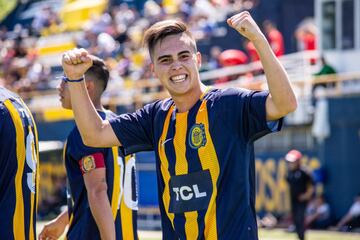 El volante chile-argentino de 20 años se encuentra en el equipo sub-20 de Rosario Central. Jugó por la Selección Chilena Sub-17 cuando solo tenía 15 años. En 2019 tuvo un corto paso por la filial de Gremio.