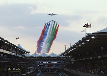 Un avión sobrevuela el circuito de Yas Marina.