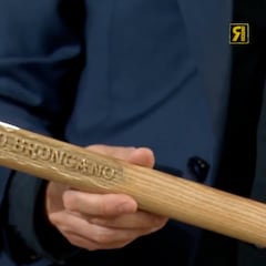 Alex Txikon entrega un regalo póstumo de Carlos Suárez a David Broncano