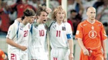 <b>INDISCUTIBLE. </b>Rosicky, entre Ujfalusi y Nedved, ha tomado el relevo de éste tras la Eurocopa de Portugal.