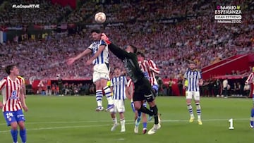 El penalti de Musso a Guedes en el minuto 43 de la final de Copa del Rey que enfrenta a Atlético de Madrid y Real Sociedad.