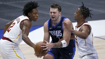 Luka Doncic, ante Isaac Okoro y Collin Sexton durante el Dallas Mavericks-Cleveland Cavaliers.