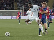 El joven debutante de 17 años, Andrés Cuenca, impide el avance de Silvere Ganvoula M'boussy.