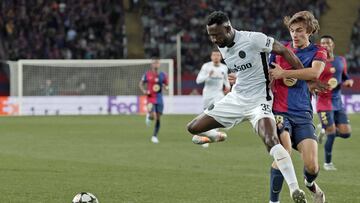 El joven debutante de 17 años, Andrés Cuenca, impide el avance de Silvere Ganvoula M'boussy.