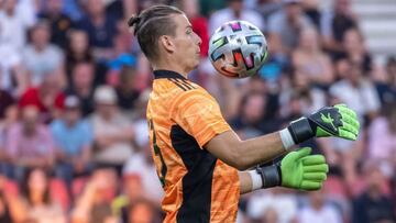 Andriy Lunin controla el balón en el amistoso que Real Madrid y Milan disputaron en Klagenfurt (Austria).