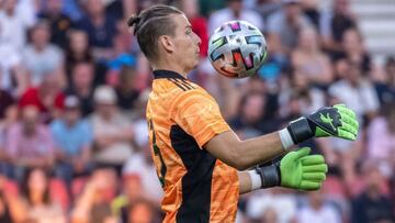 Andriy Lunin controla el bal&oacute;n en el amistoso que Real Madrid y Milan disputaron en Klagenfurt (Austria).