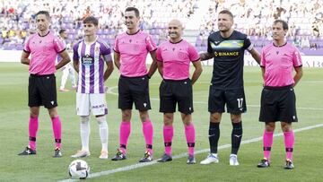 VALLADOLID, 06/08/2022.- El capitán del Valladolid, el centrocampista Toni Villa (2-i), y el capitán del Lazio, el delantero italiano Ciro Immobile (2-d), posan con el cuarteto arbitral antes del inicio del encuentro Trofeo Ciudad de Valladolid entre el Real Valladolid y el SS Lazio, este sábado en el estadio José Zorrilla en Valladolid. EFE/ R. García
