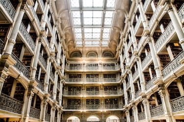 Destaca por su impresionante interior que ha sido apodado una "catedral de libros". Fue diseñada por el arquitecto de Baltimore Edmund G. Lind en colaboración con el primer rector de Peabody, Nathaniel H. Morison. El interior presenta un grandioso estilo Neogriego (Neoclásico Griego), pero es sobre todo famoso por su atmósfera monumental y teatral.