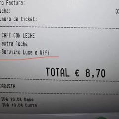 Una mujer se toma un café en un bar durante horas y recibe un inesperado ‘cobro extra’ en la cuenta