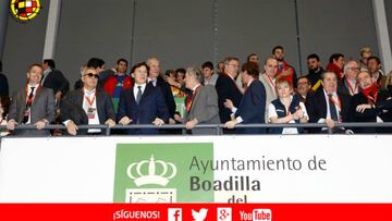 &Aacute;ngel Mar&iacute;a Villar y Jos&eacute; Ram&oacute;n Lete encabezando el palco de autoridades del pabell&oacute;n Rey Felipe VI de Boadilla del Monte.