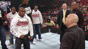 El día que Floyd Mayweather se pasó al wrestling americano