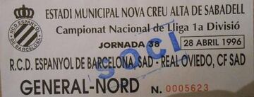 Entrada para el primer intento de aquel partido Espanyol-Oviedo en la Nova Creu Alta, el 28 de abril de 1996, que se suspendió por una tromba de agua y que hoy se vende en una web para coleccionistas.