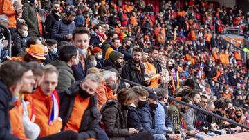 Aficionados en el Holanda-Letonia.