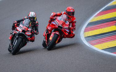 En la última vuelta, Marc Marquez adelantó a Marco Bezzecchi que iba en cabeza de la carrera y llegó a sacar más de 3 segundos a Marc Márquez.