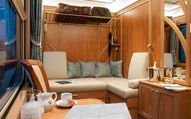 Un tren de lujo que opera en Europa Central, ofrece siete rutas diferentes, pero todas a bordo de este tren de lujo, con un servicio de 5 estrellas. Todos los camarotes están equipados de serie con un gran armario doble que ofrece un excelente espacio de almacenamiento, aire acondicionado con control individual, iluminación regulable, lámparas de lectura individuales, Wi-Fi en cabina, puertos USB, tomas de corriente y caja fuerte.