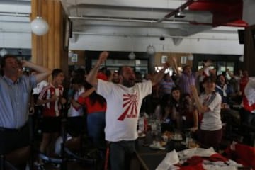 DEPORTES
LOS HINCHAS DE RIVER VIENDO EL PÁRTIDO EN BAR DEL ESTADIO.
FOTO ORTIZ GUSTAVO 16-12-15