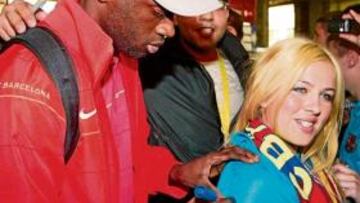 <b>ÍDOLOS. </b>Touré Yaya firma en la espalda de una aficionada ucrania, de los muchos que esperaban al Barça en el aeropuerto.