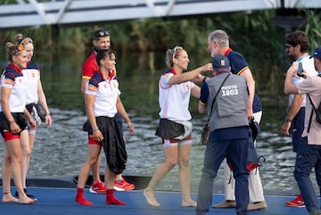 Teresa Portela saluda al Rey Felipe VI en los Juegos de París.