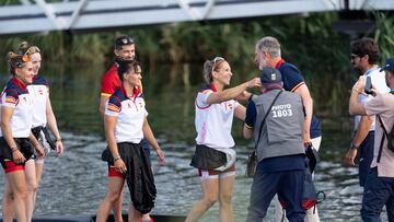 Teresa Portela saluda al rey Felipe en París.