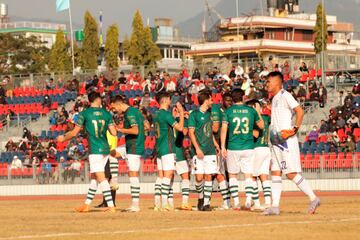 Los jugadores del Cacereño celebran uno de sus goles. Ganaron 3-0 el primer partido.