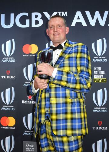 La ELA no distingue de éxitos, ni de ningún otro tipo de condiciones. Es por ello por lo que el exjugador de rugby escocés Doddie Weir también tiene que convivir con esta enfermedad. Llegó a participar en tres mundiales de rugby, jugando un total de catorce encuentros. Fue en 2017, doce años después de su retirada, cuando anunció su enfermedad, sobre la cual creó una fundación llamada ‘My name’5 Doddie’.