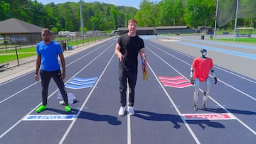 Noah Lyles, antes de su duelo de velocidad ante el robot.