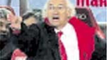 <b>DISGUSTADO.</b> Bianchi piensa en cambiar de sistema o de jugadores de cara al futuro.