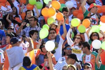 Los hinchas llegaron en masa al estadio El Cobre.