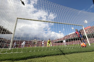 El extremo derecho del Barcelona, Lamine Yamal, marca el 2-2. Recibi en el borde del rea, sacndose un zurdazo perfecto al palo largo, superando la estirada de Courtois.
