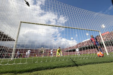 El extremo derecho del Barcelona, Lamine Yamal, marca el 2-2. Recibió en el borde del área, sacándose un zurdazo perfecto al palo largo, superando la estirada de Courtois.

