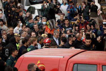  El rey Felipe hablando con los vecinos afectados por la riada.